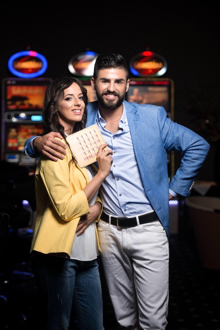Aplikasi mobile portaltoto menampilkan permainan slot dan live casino dengan antarmuka yang responsif